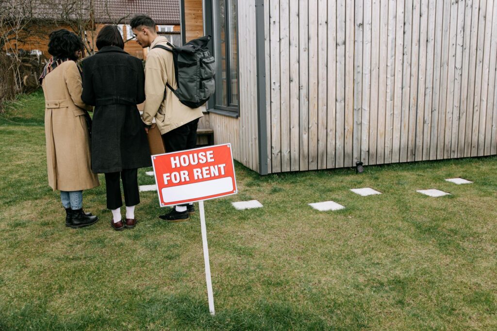 house for rent sign with tourists