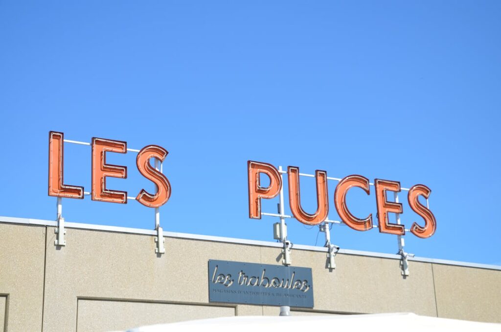 Les Puces Signage