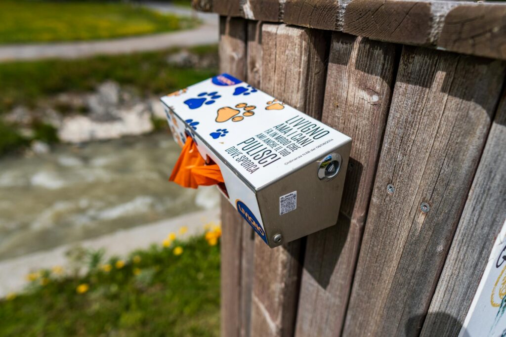 Waste bag dispenser